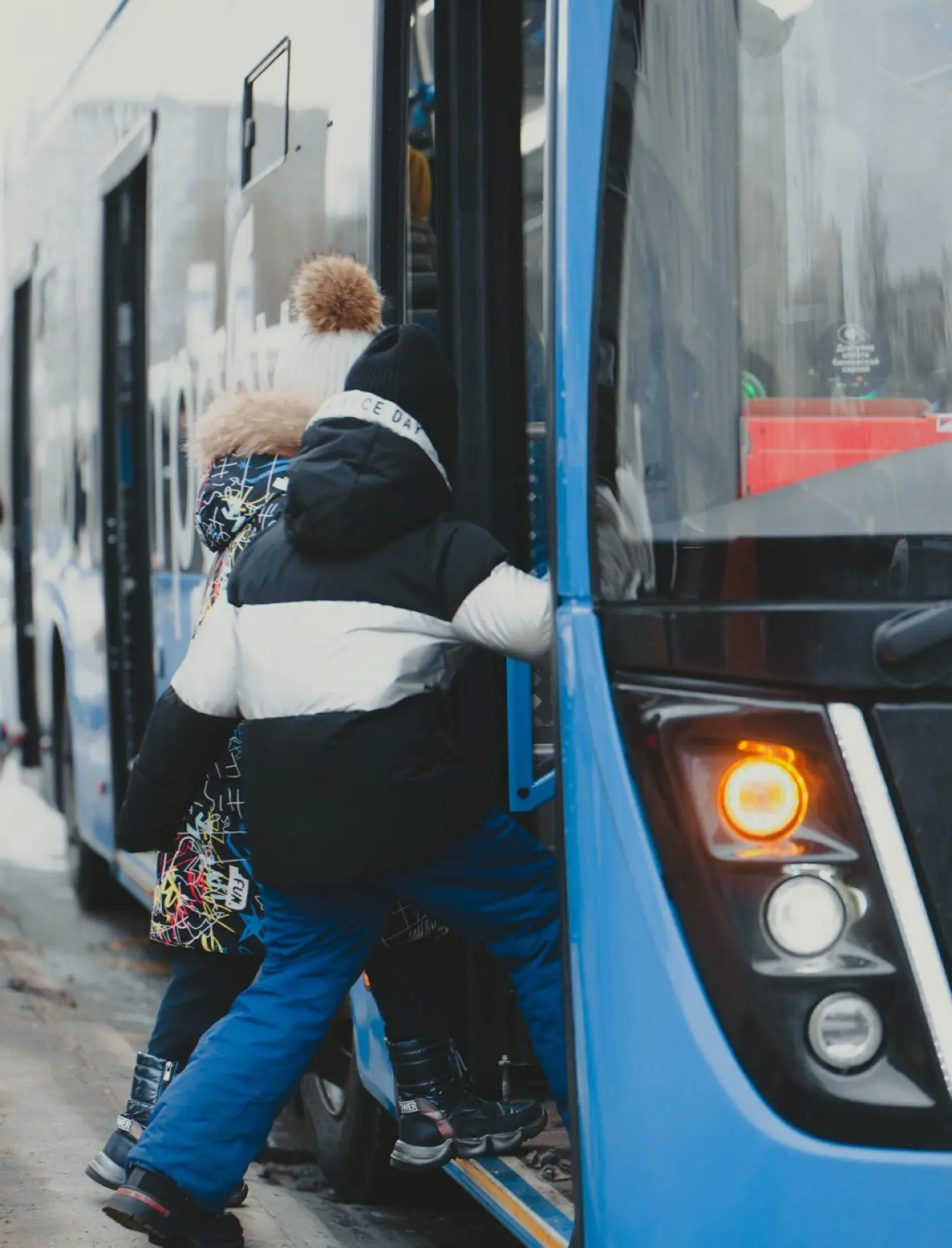 The Girls Enter The Doors Of A Blue Bus That Has Arrived At The Bus Stop E1656575414346 Pr2ezsmmrawcmkiwtv7o9n2a7ydrrpmhfdv79k8qho